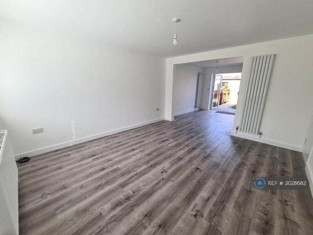 3 bedroom end of terrace house to rent
