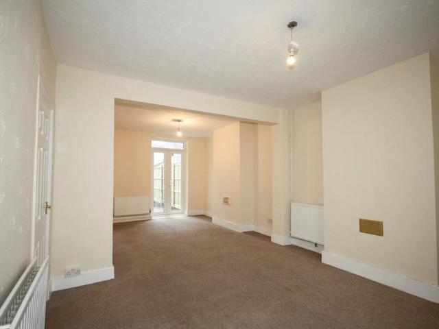 3 bedroom end of terrace house to rent