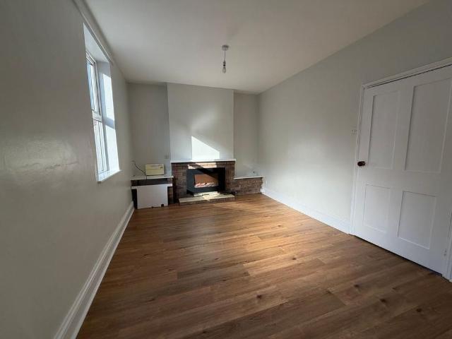3 bedroom end of terrace house to rent