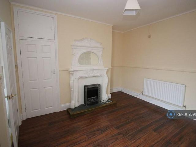 3 bedroom end of terrace house to rent