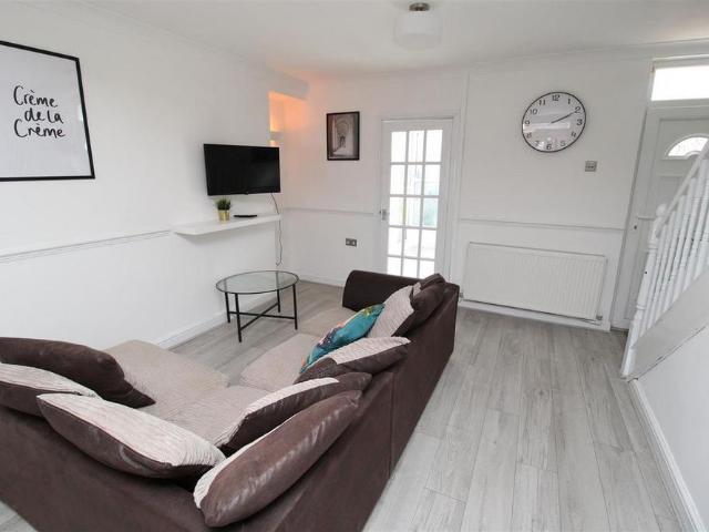 3 bedroom end of terrace house to rent