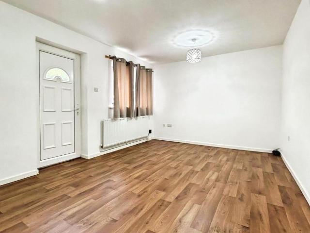3 bedroom end of terrace house to rent