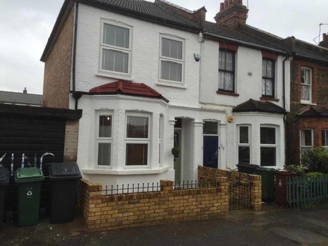 3 bedroom end of terrace house to rent