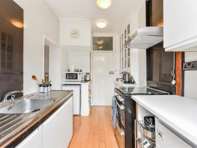 3 bedroom end of terrace house to rent