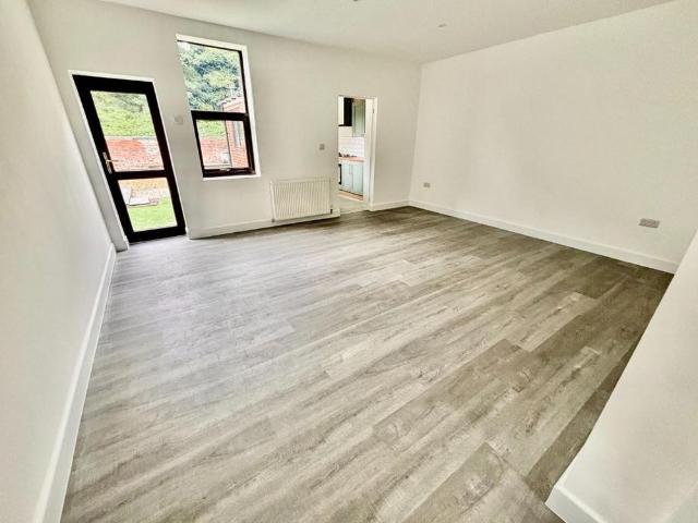 3 bedroom end of terrace house to rent