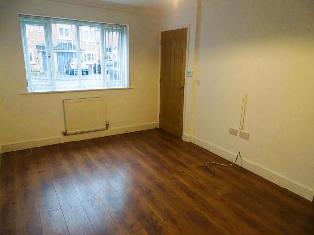 3 bedroom end of terrace house to rent