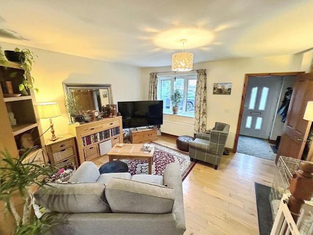 3 bedroom end of terrace house to rent