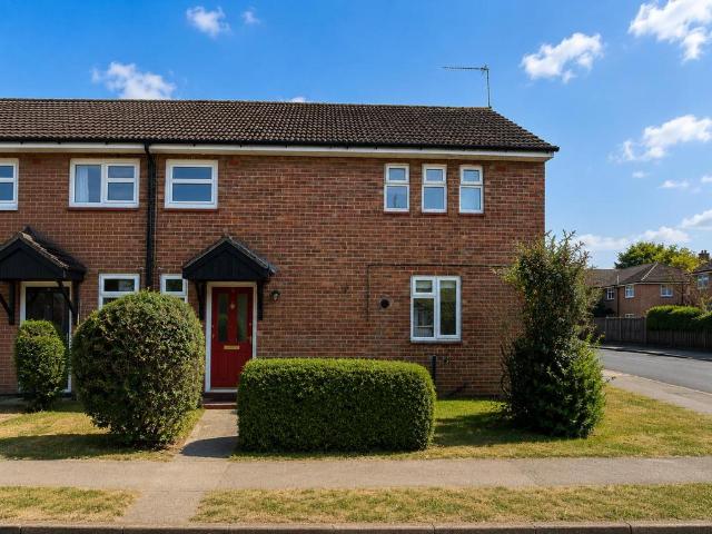 3 bedroom end of terrace house to rent