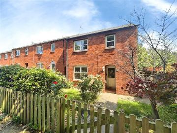 3 bedroom end of terrace house to rent