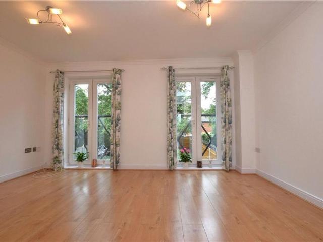 3 bedroom end of terrace house to rent