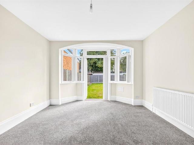 3 bedroom end of terrace house to rent