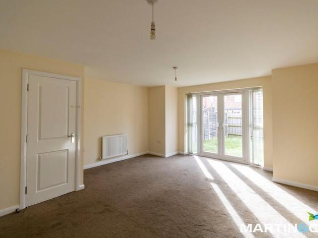 3 bedroom end of terrace house to rent