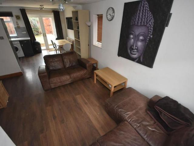 3 bedroom end of terrace house to rent