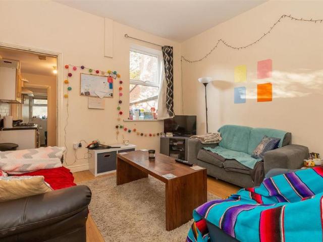 3 bedroom end of terrace house to rent