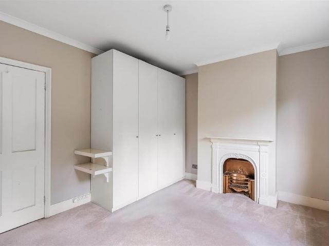 3 bedroom end of terrace house to rent