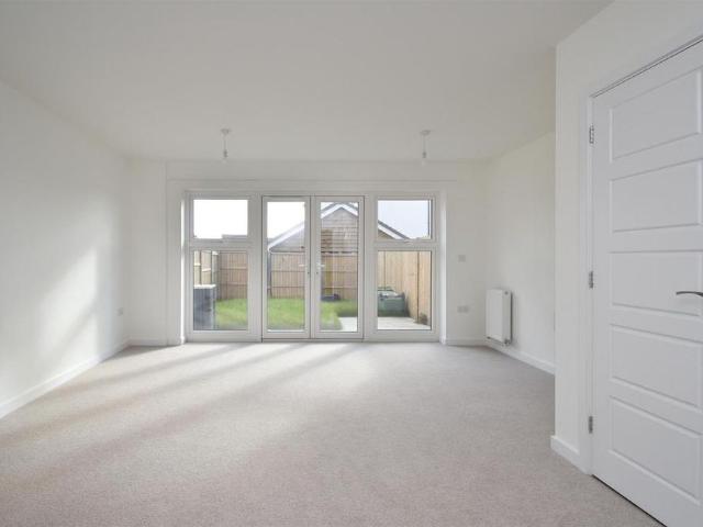 3 bedroom end of terrace house to rent