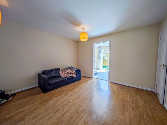 3 bedroom end of terrace house to rent