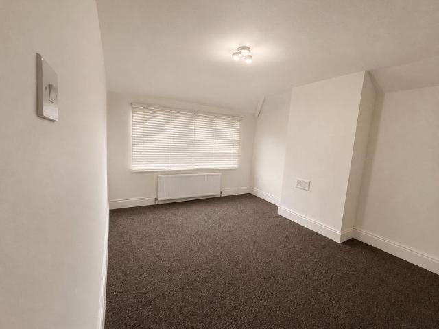 3 bedroom end of terrace house to rent