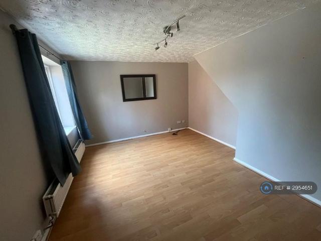 3 bedroom end of terrace house to rent