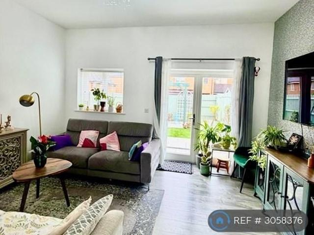 3 bedroom end of terrace house to rent