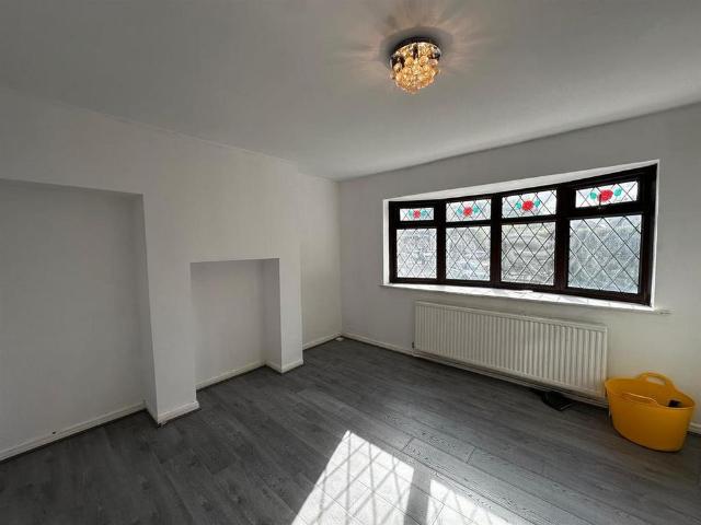 3 bedroom end of terrace house to rent