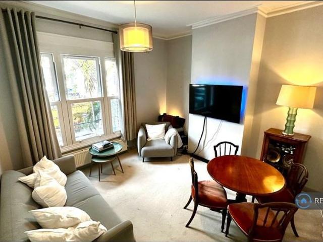 3 bedroom end of terrace house to rent