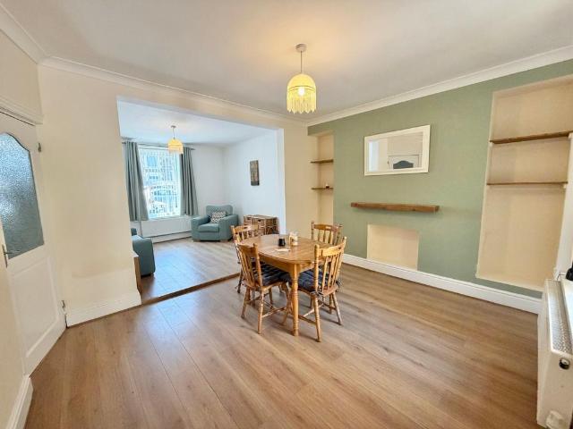 3 bedroom end of terrace house to rent