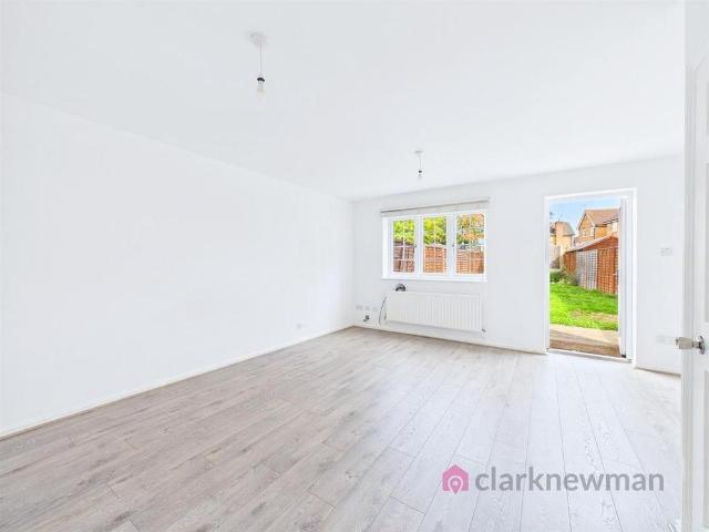 3 bedroom end of terrace house to rent