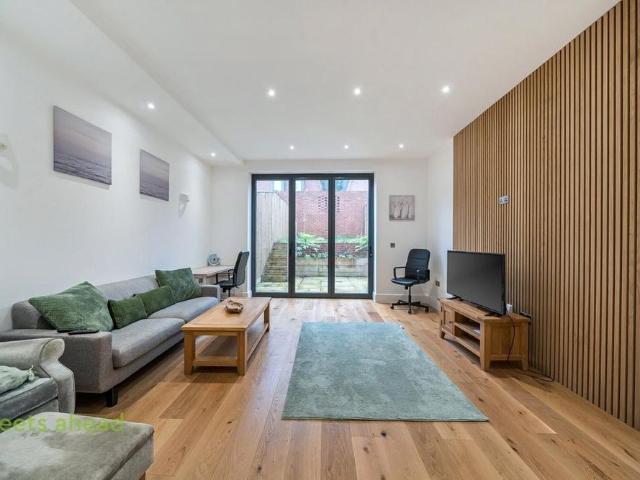 3 bedroom end of terrace house to rent