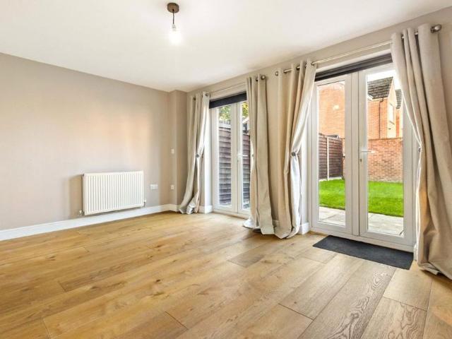 3 bedroom end of terrace house to rent