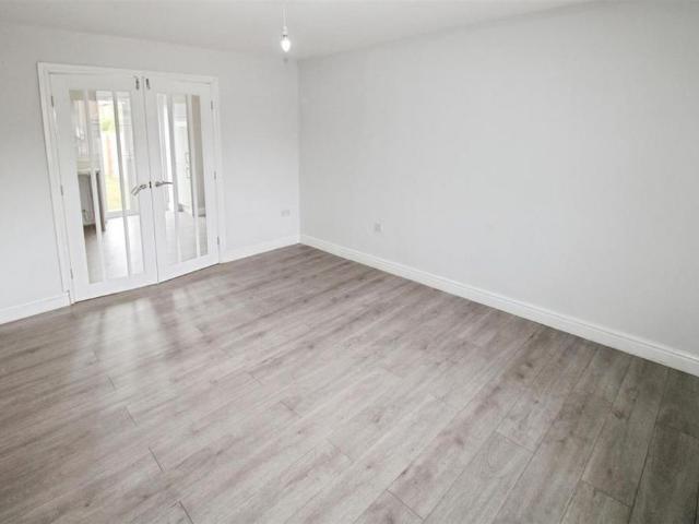3 bedroom end of terrace house to rent