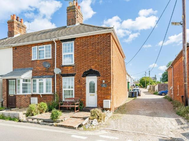 3 bedroom end of terrace house to rent