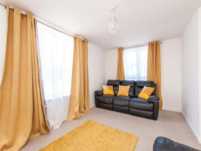 3 bedroom end of terrace house to rent