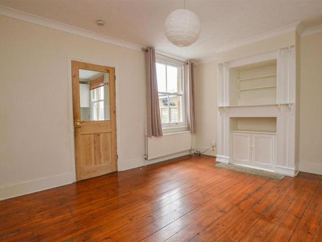 3 bedroom end of terrace house to rent