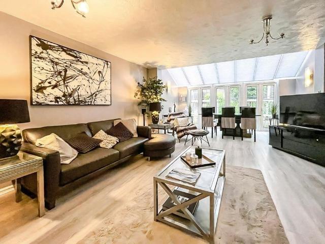 3 bedroom end of terrace house to rent