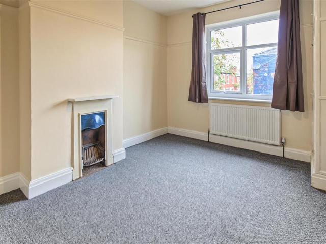 3 bedroom end of terrace house to rent