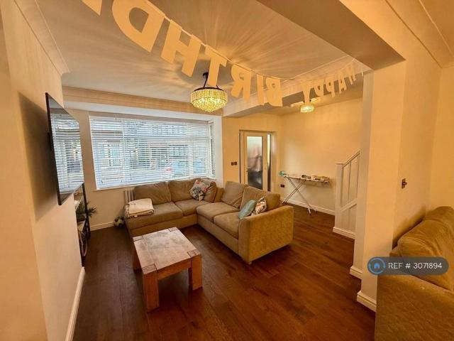 3 bedroom end of terrace house to rent