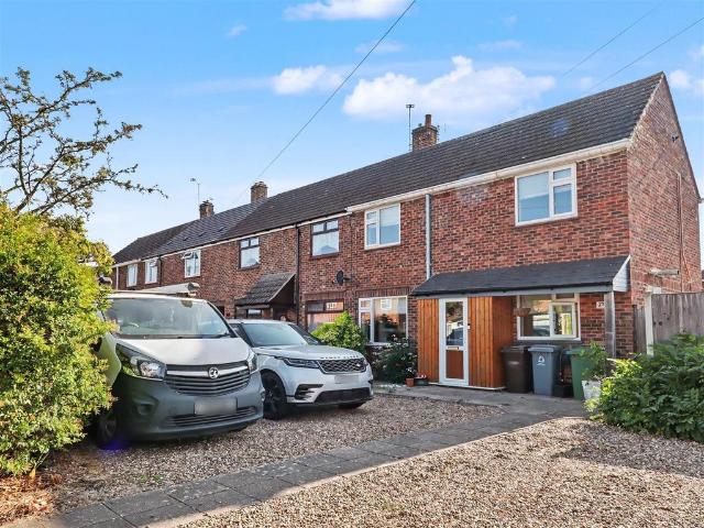 3 bedroom end of terrace house to rent
