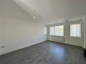 3 bedroom end of terrace house to rent