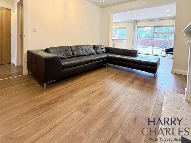 3 bedroom end of terrace house to rent