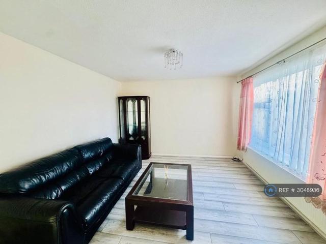 3 bedroom end of terrace house to rent