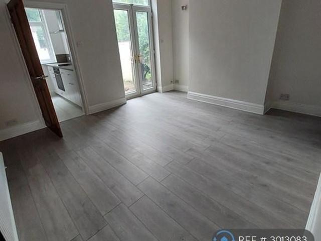 3 bedroom end of terrace house to rent