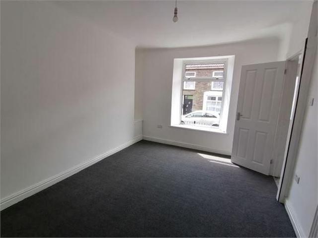 3 bedroom end of terrace house to rent