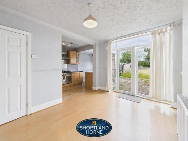 3 bedroom end of terrace house to rent