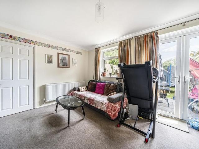 3 bedroom end of terrace house to rent