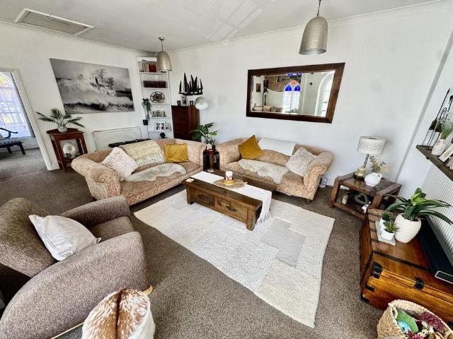 3 bedroom end of terrace house to rent