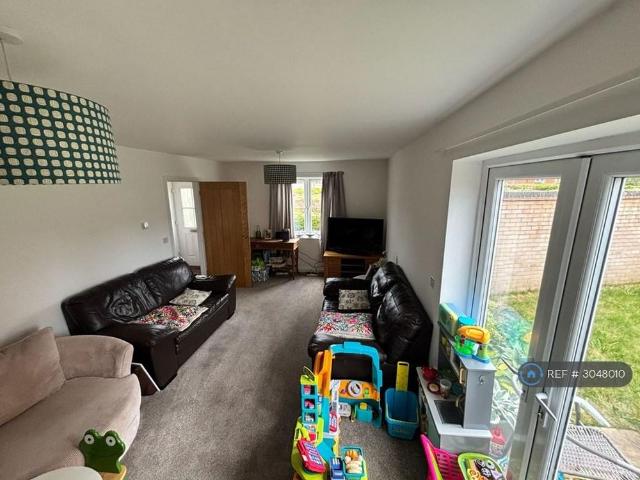 3 bedroom end of terrace house to rent