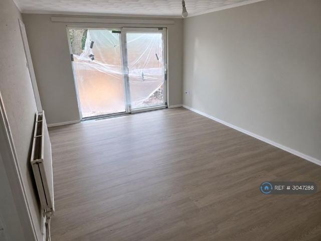 3 bedroom end of terrace house to rent