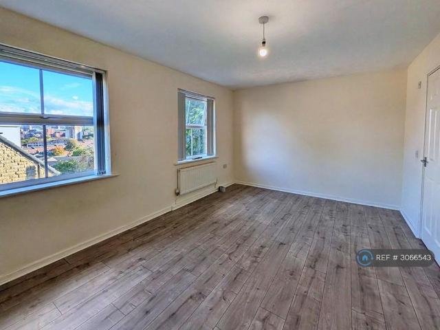 3 bedroom end of terrace house to rent
