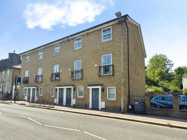 3 bedroom end of terrace house to rent